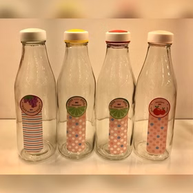 بطری شیشه ای داخل یخچال